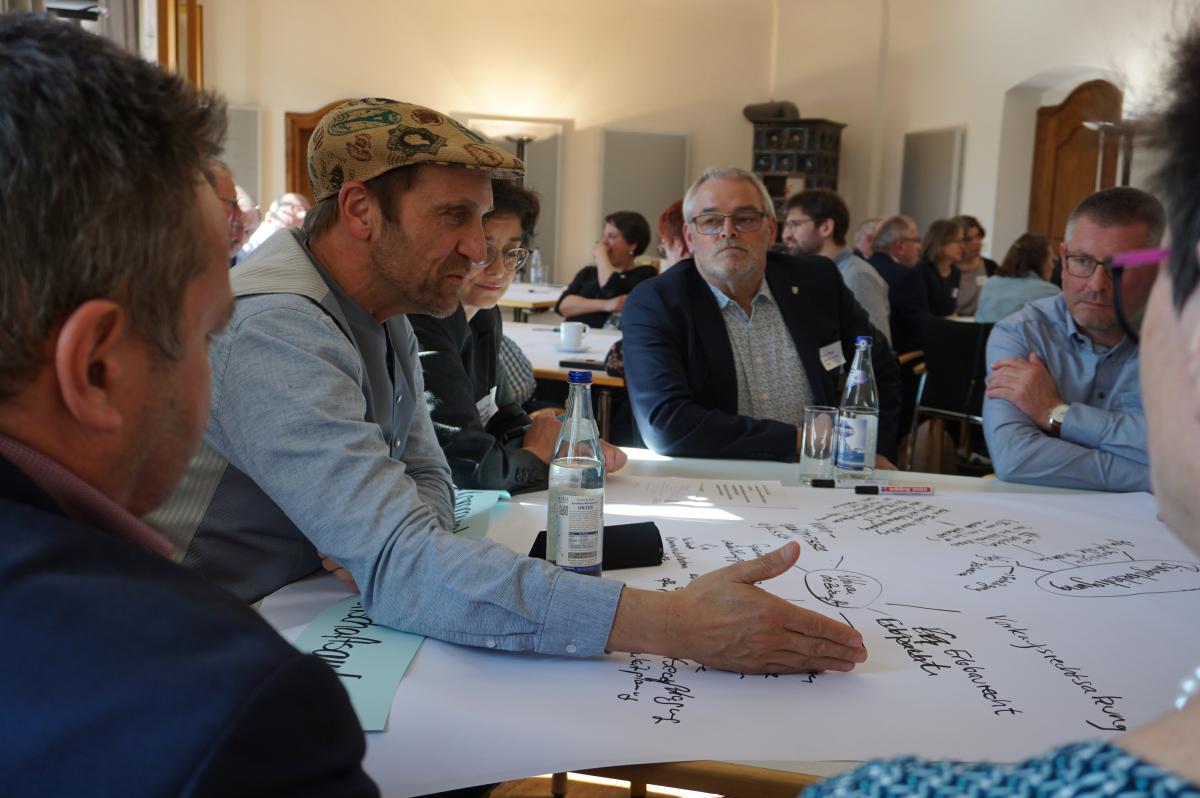 Bürgermeister und Bürgermeisterinnen im Austausch beim erfolgreichen Format "Engagiert für morgen" an der SDL Thierhaupten