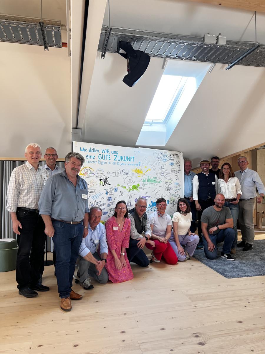 Die Teilnehmer und Teilnehmerinnen des 1. Zukunftstags Traunstein vor dem erstellten Graphic Recording