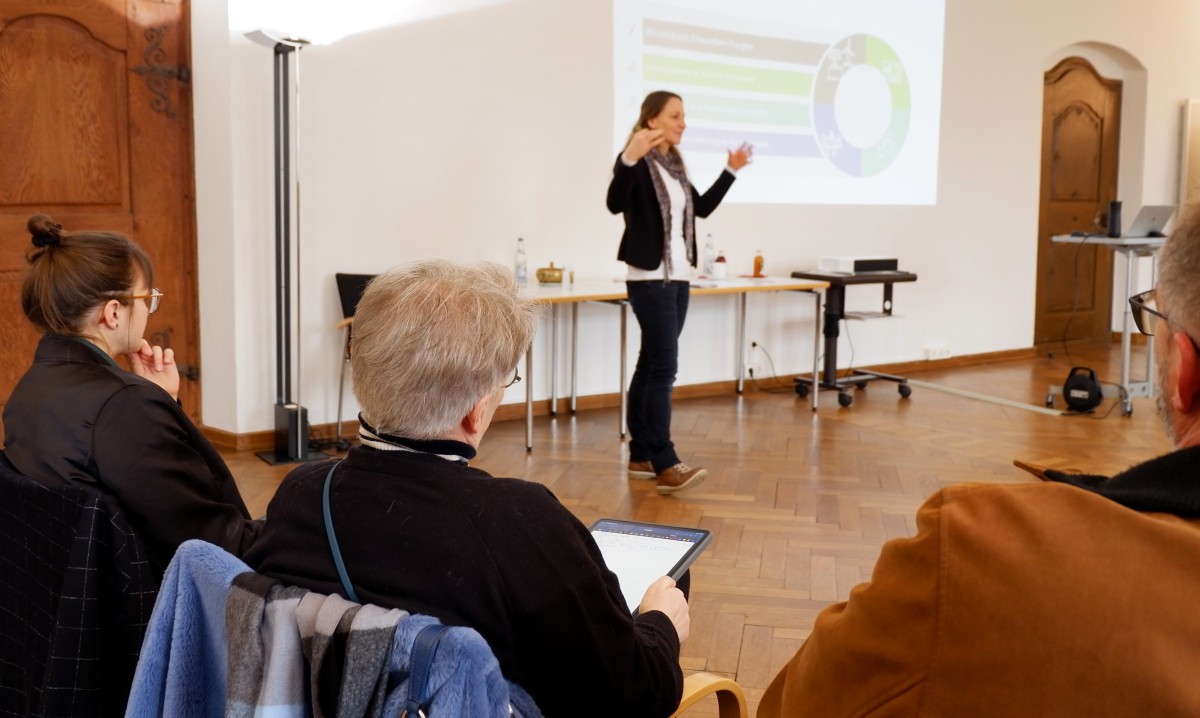 Teilnehmer und Referntin in den Räumlichkeiten der SDL Thierhaupten im Seminar "Ihr Weg zur Energie-Kommune"