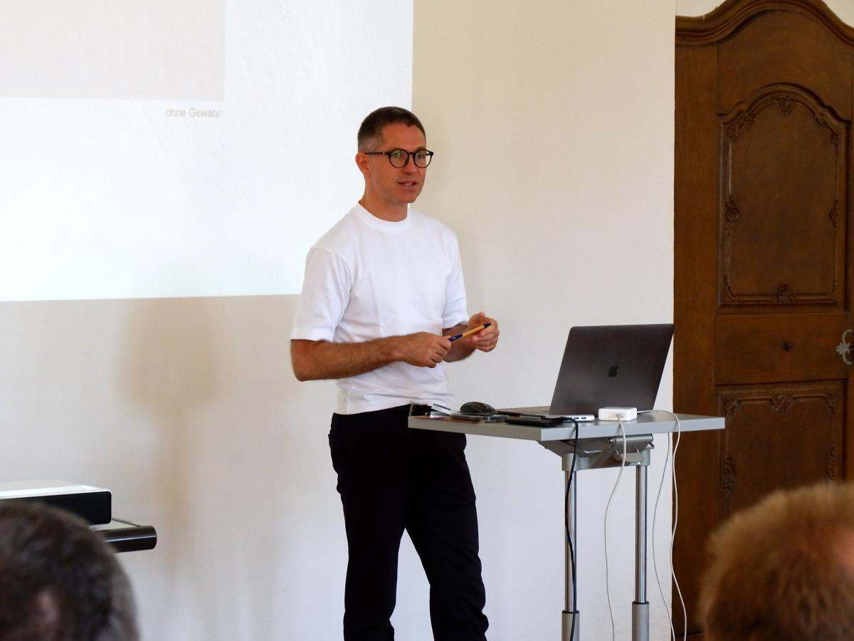 Matthias Simon vom Bayerischen Gemeindetag referiert im Seminar an der SDL Thierhaupten zu den rechtlichen Neuerungen.