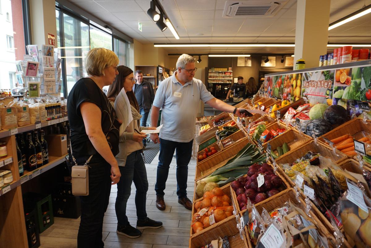 Teilnehmenden des Seminars für Dorfladen-Aktive im "Retschter Lädchen"