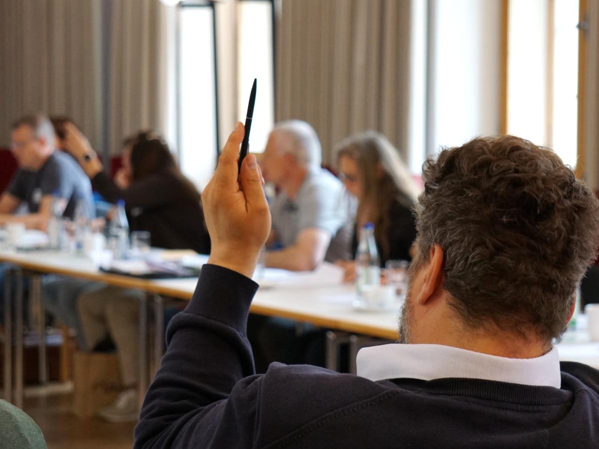 Teilnehmer des Seminars "Fiktive Ratssitzung" an der SDL Thierhaupten meldet sich.