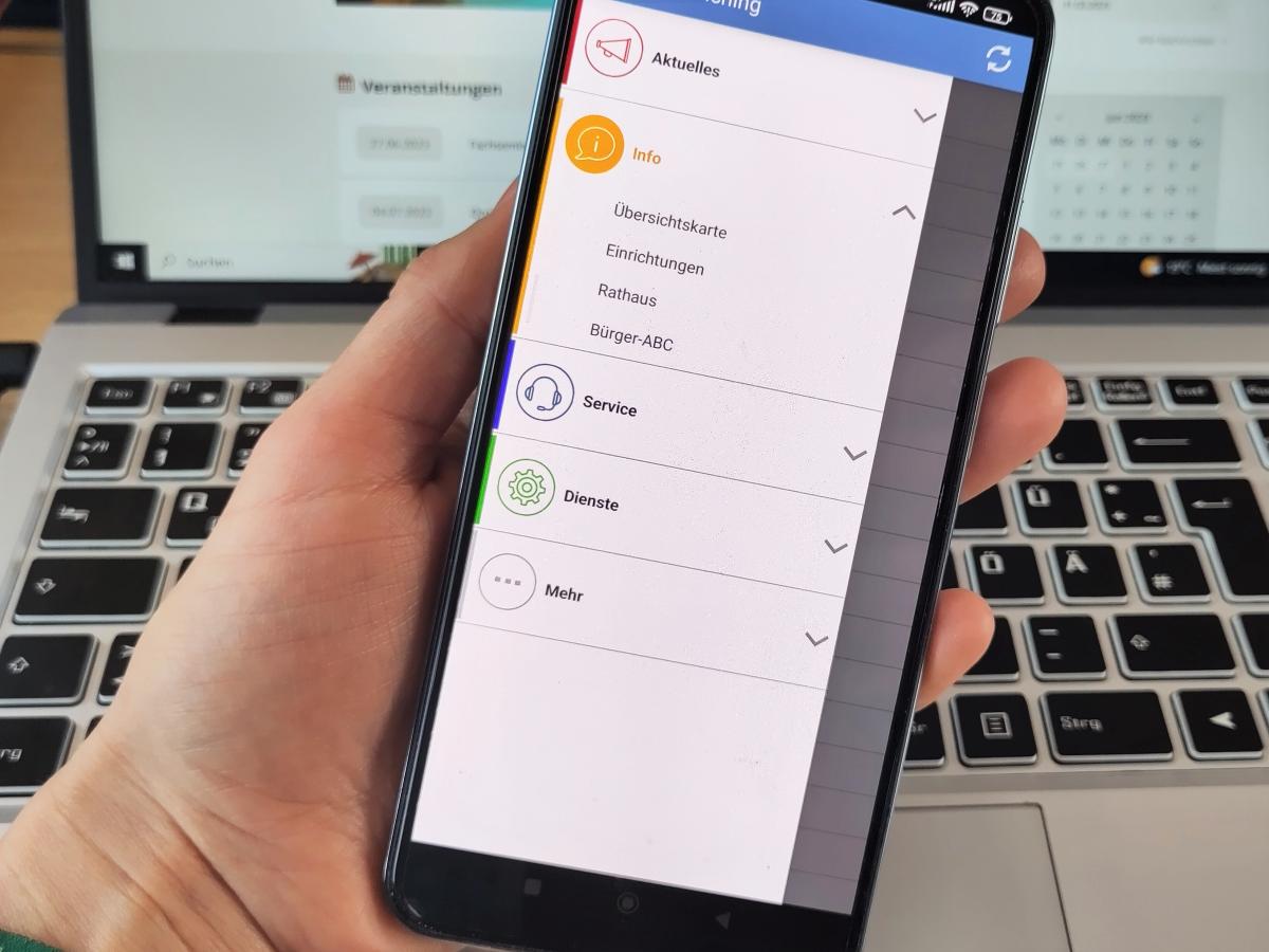 Ein Handy mit Auswahlmenü als Symbol für die Bürger-App. Hierzu findet ein Online-Fachseminar der SDL Thierhaupten statt.