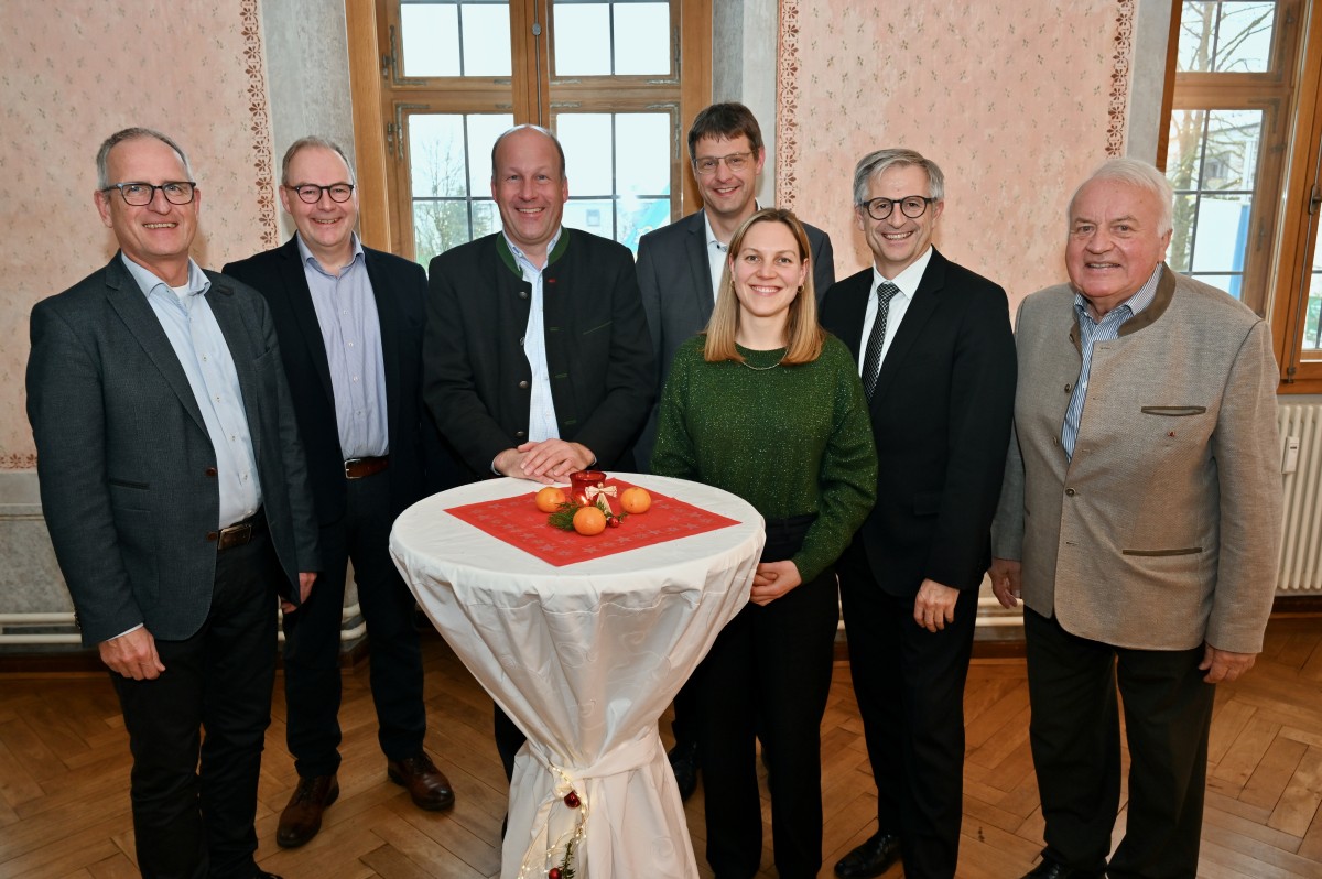 Ein Teil der Vorstandschaft der SDL Thierhaupten mit dem Vorsitzenden Martin Sailer steht in den Räumlichkeiten der SDL Thierhaupten zusammen.