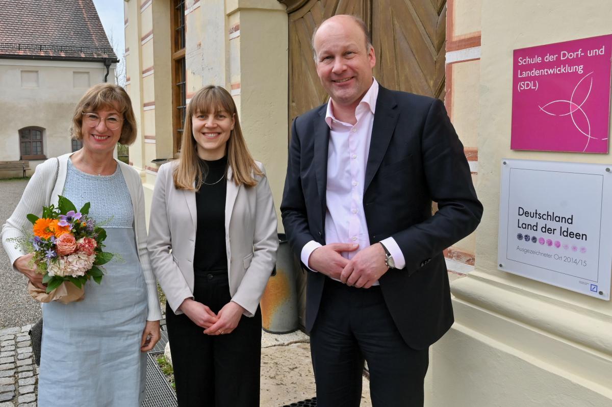 Gerlinde Augustin und die zukünftige Geschäftsführerin Theresa Schäfer mit dem Bezirkstagspräsidenten und Vorstandsvorsitzenden Martin Sailer an der SDL in Thierhaupten