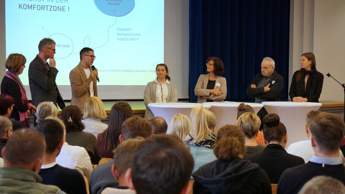 Gespräch mit Referentinnen und Referenten der Fachtagung "Gestalten statt abwarten" an der SDL Thierhaupten (v. l.) Dr. Anne Ritzinger, Josef Anglhuber, Matthias Simon, Tanja Mayer, Bürgermeisterin Renate Schön, Martin Hirner und Stefanie Seeholzer