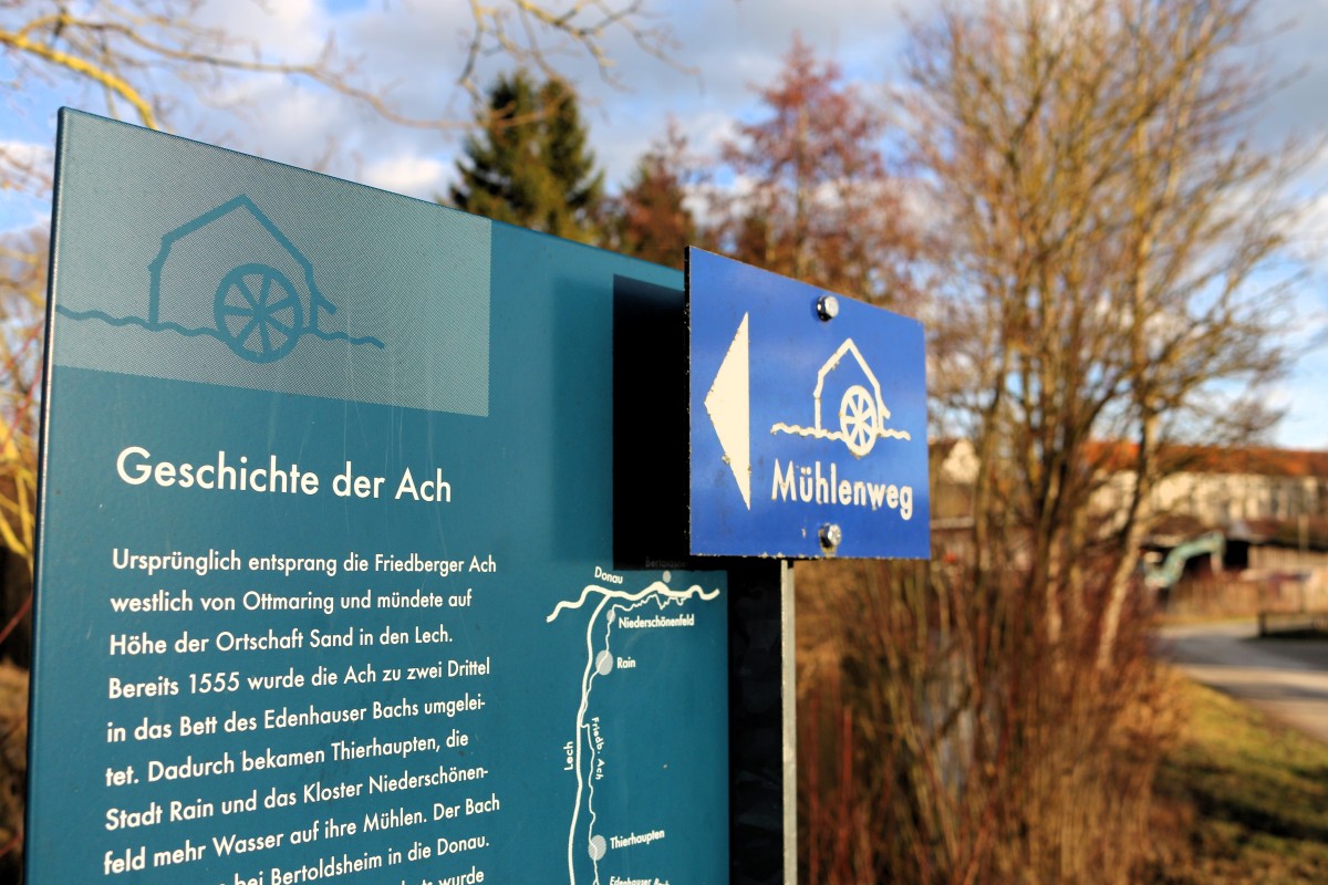 Schild des Mühlenwegs in Thierhaupten vor dem Kloster Thierhaupten