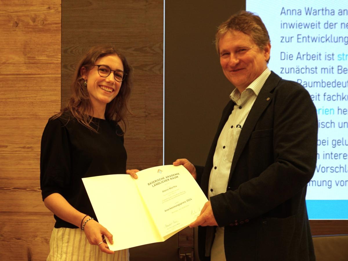 Präsident der Bay. Akademie Ländlicher Raum Prof. Dr. M. Miosga übergibt Alena Wartha, Praktikantin der SDL Thierhaupten die Urkunde