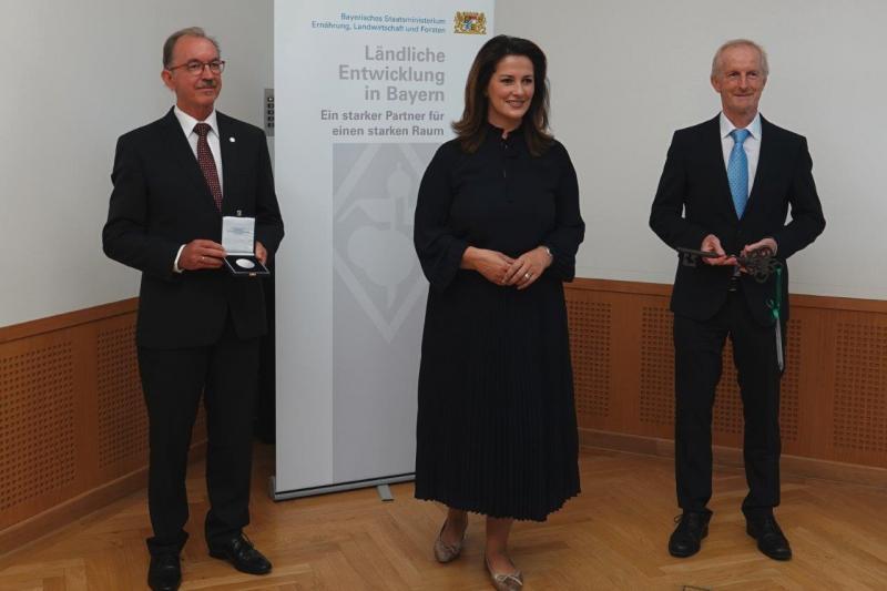 Verabschiedung in den Ruhestand: Peter Selz mit Staatsministerin Michaela Kaniber und Josef Holzmann