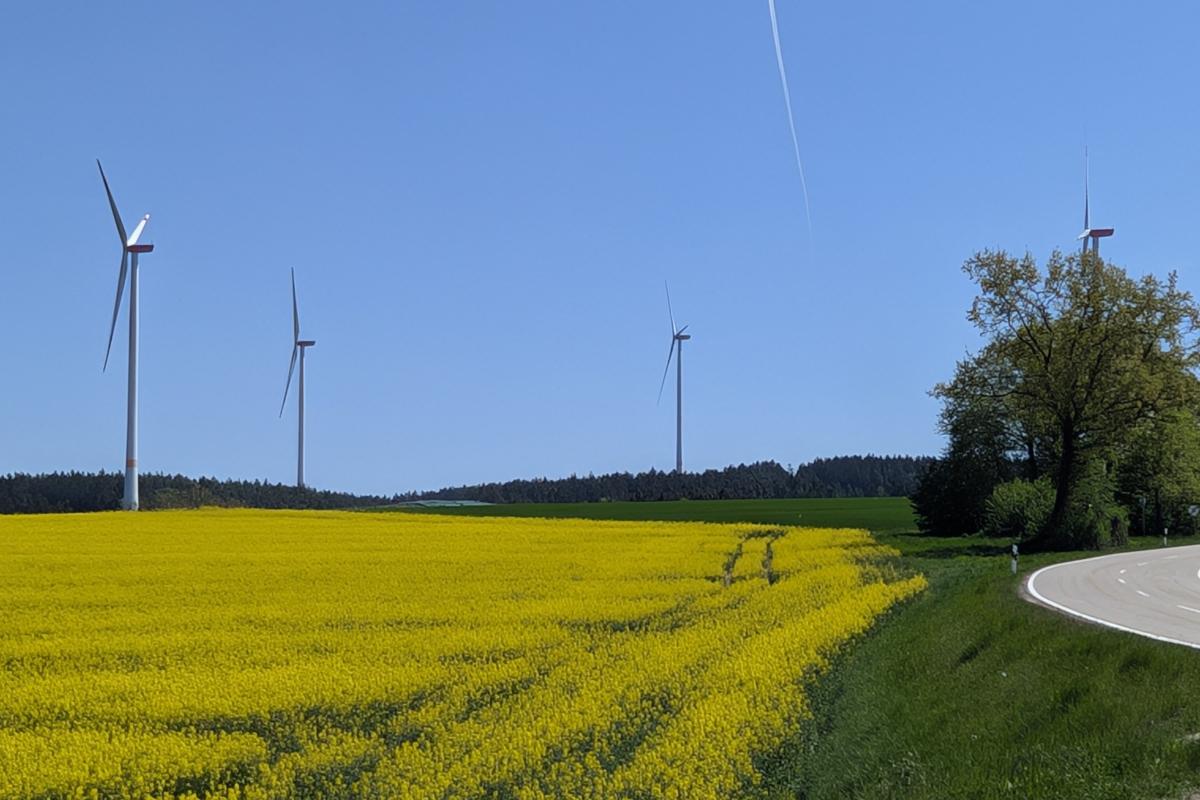 Landschaft und Windräder zur dezentralen Energieversorgung