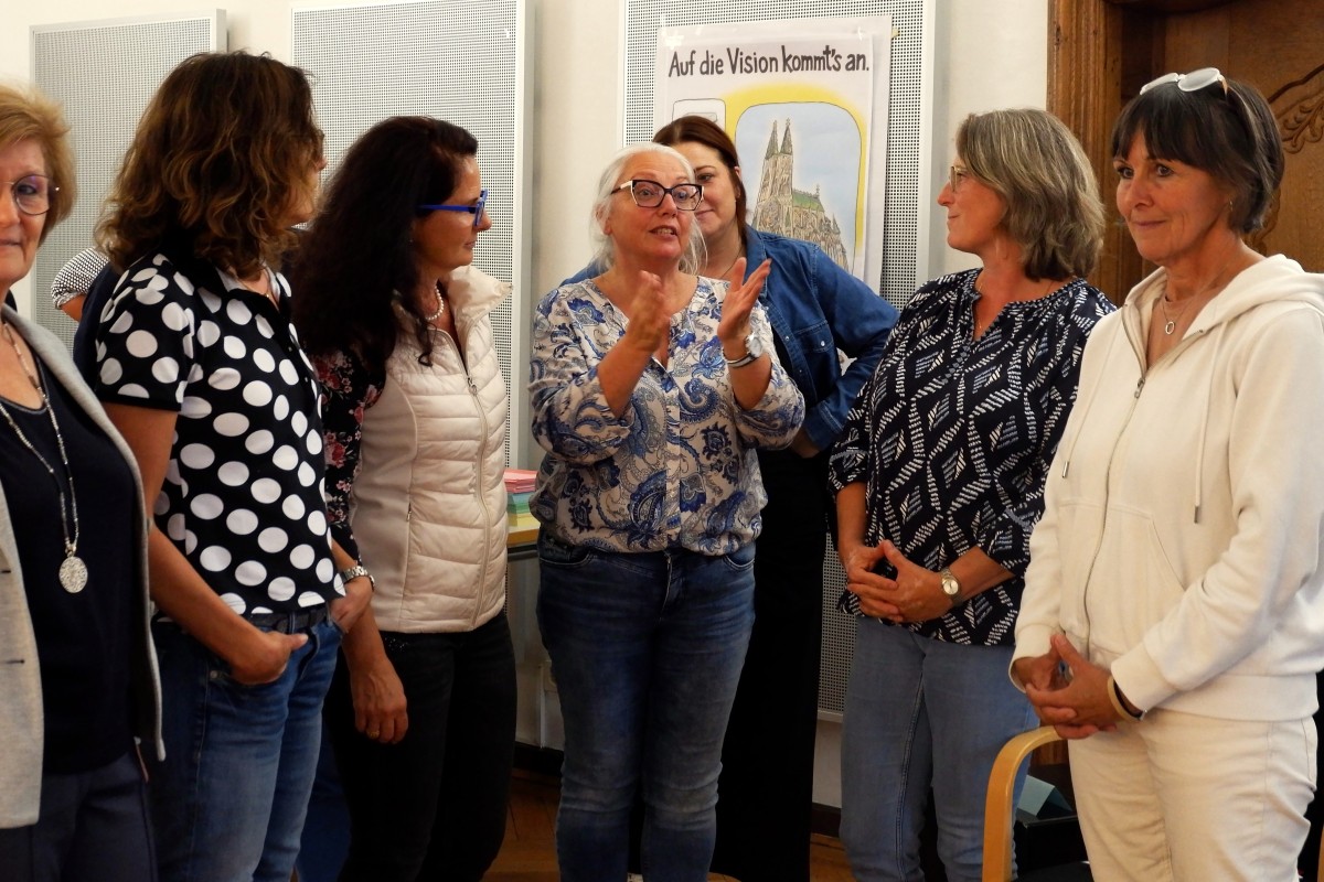 Gemeinderätinnen stehen zusammen und diskutieren im Workshop für Frauen in der Kommunalpolitik an der SDL Thierhaupten.